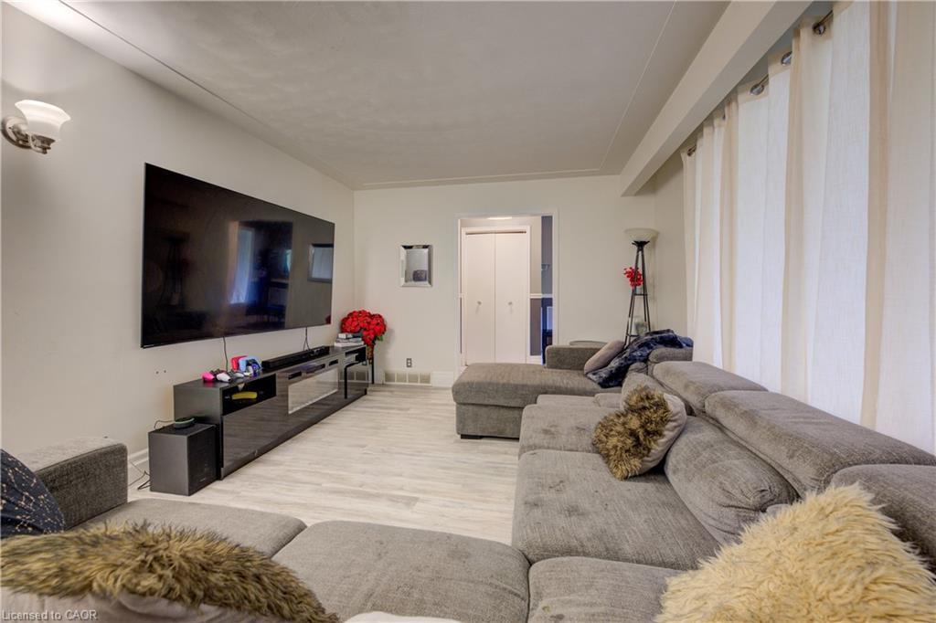 31 Bonfair Court, Kitchener, ON - Indoor Photo Showing Living Room