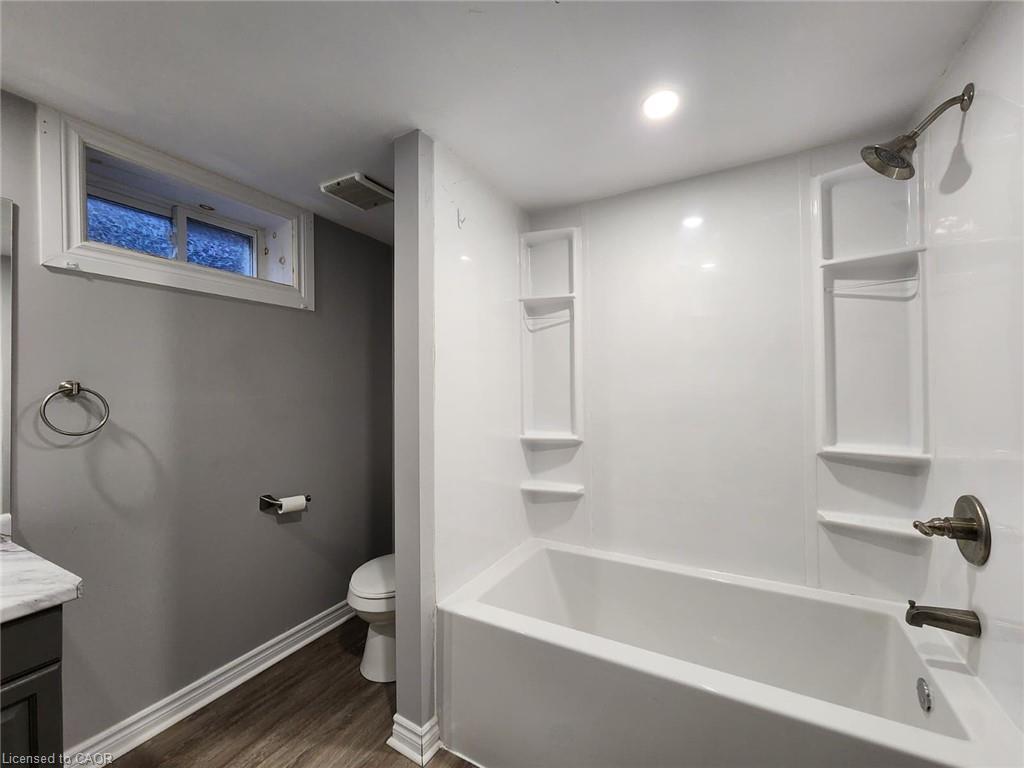 Lower-5 Calcott Court, Thorold, ON - Indoor Photo Showing Bathroom