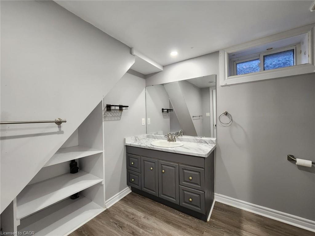 Lower-5 Calcott Court, Thorold, ON - Indoor Photo Showing Bathroom