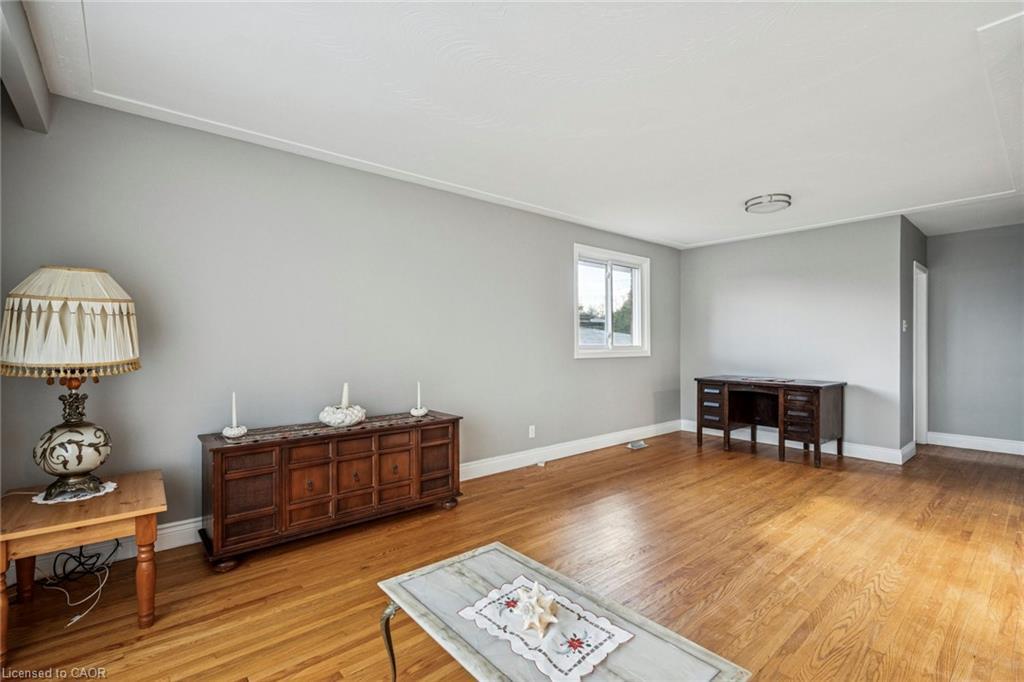 16 Green Meadow Way, Dundas, ON - Indoor Photo Showing Living Room
