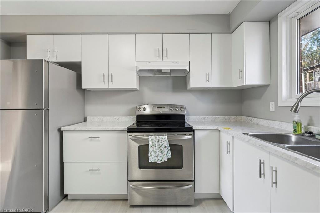 16 Green Meadow Way, Dundas, ON - Indoor Photo Showing Kitchen With Double Sink
