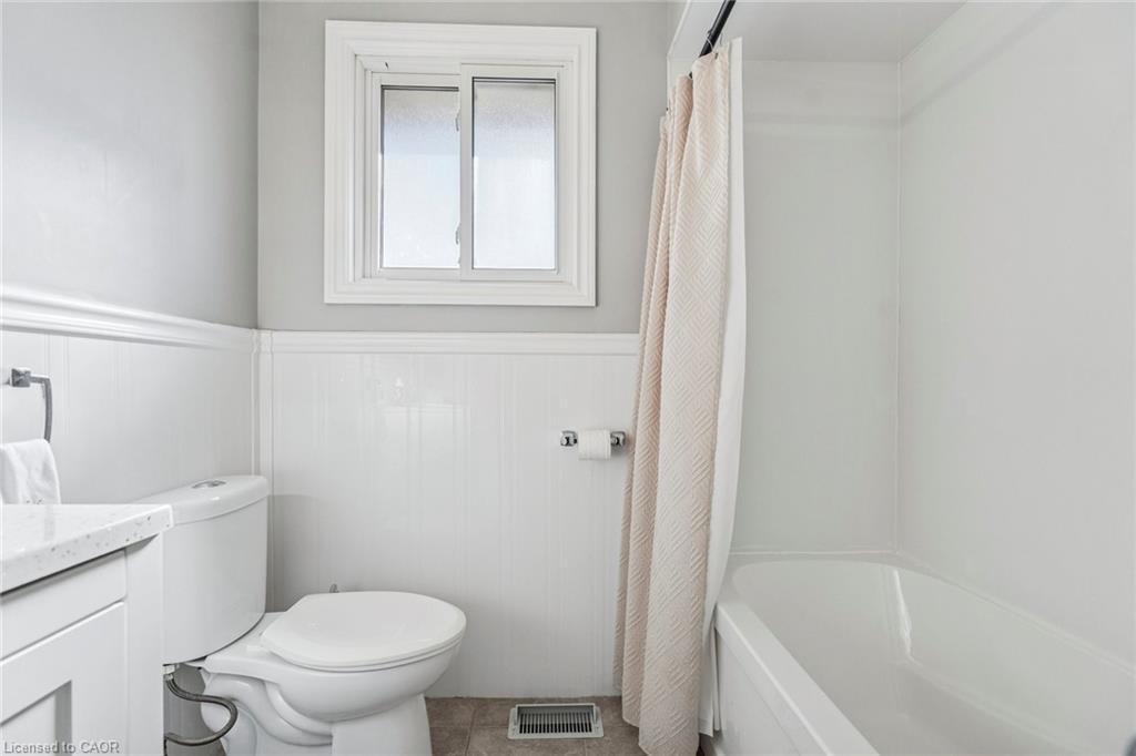 16 Green Meadow Way, Dundas, ON - Indoor Photo Showing Bathroom