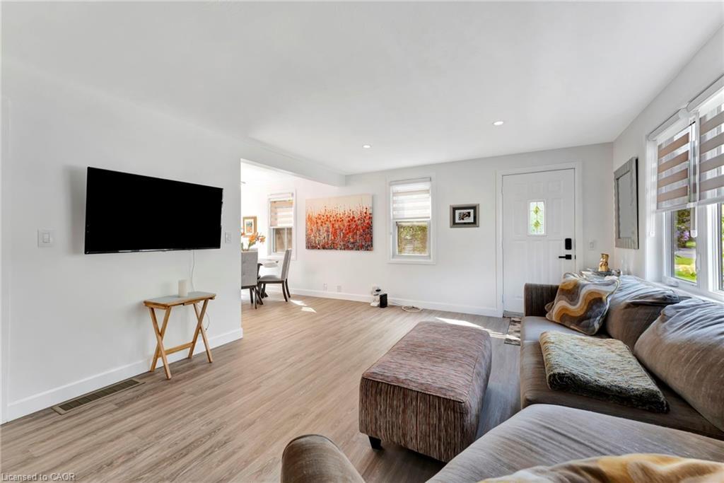 275 Talbot Street N, Simcoe, ON - Indoor Photo Showing Living Room