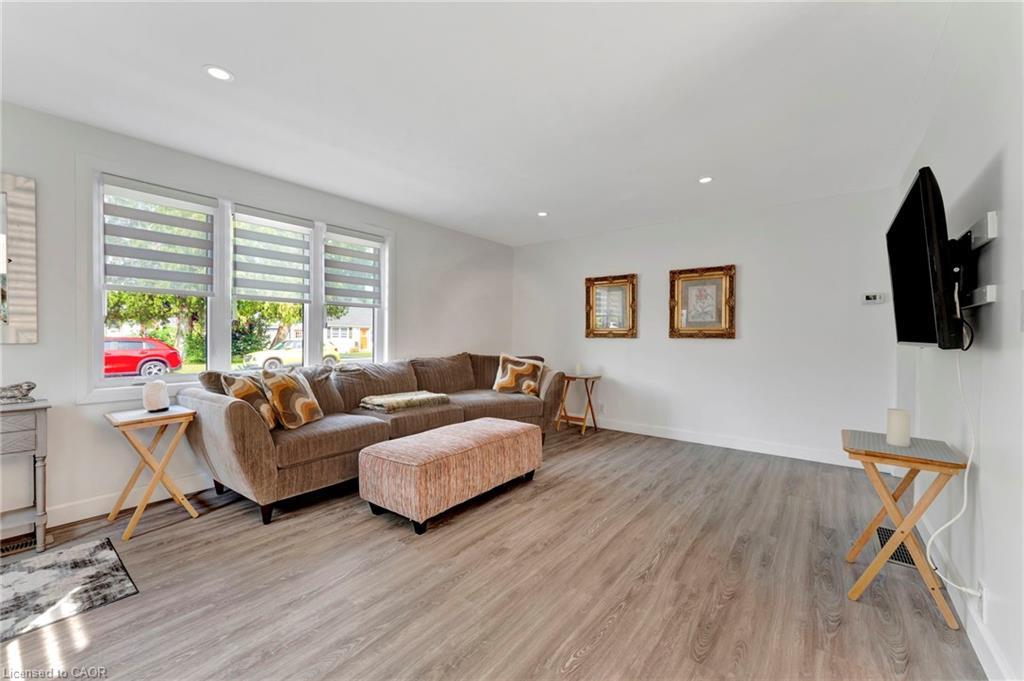 275 Talbot Street N, Simcoe, ON - Indoor Photo Showing Living Room