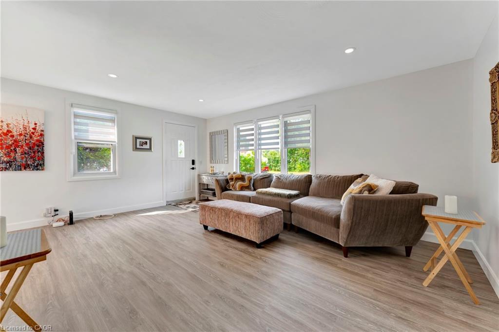 275 Talbot Street N, Simcoe, ON - Indoor Photo Showing Living Room
