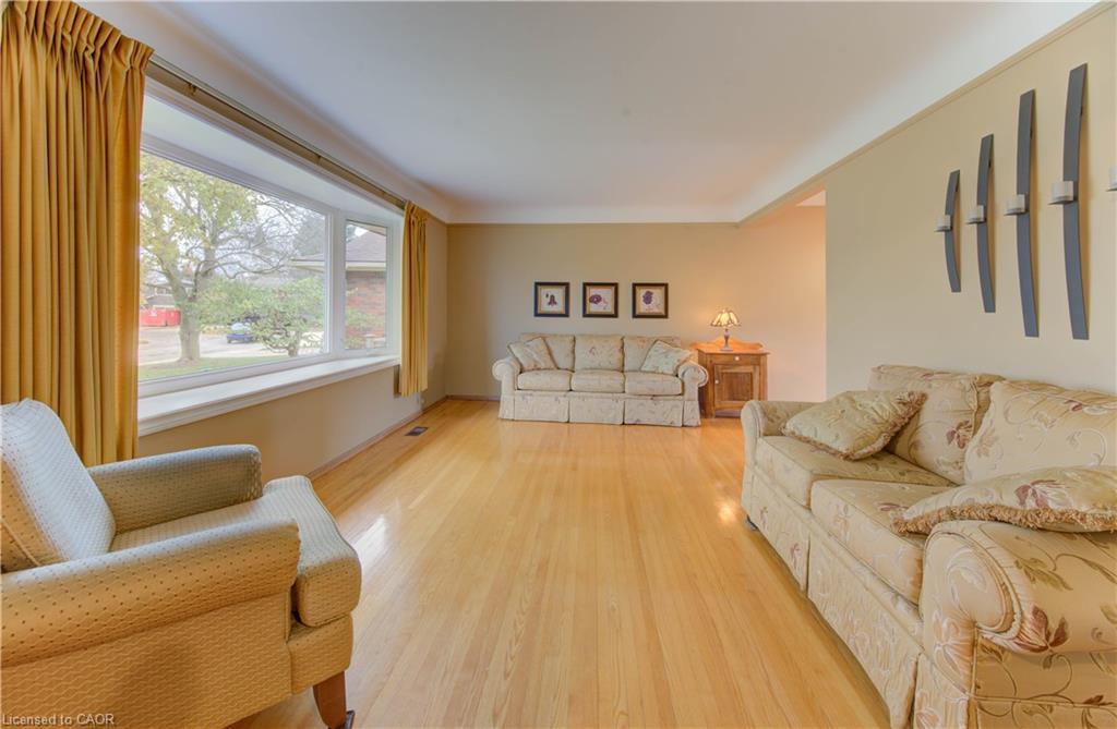 26 Camden Place, Kitchener, ON - Indoor Photo Showing Living Room