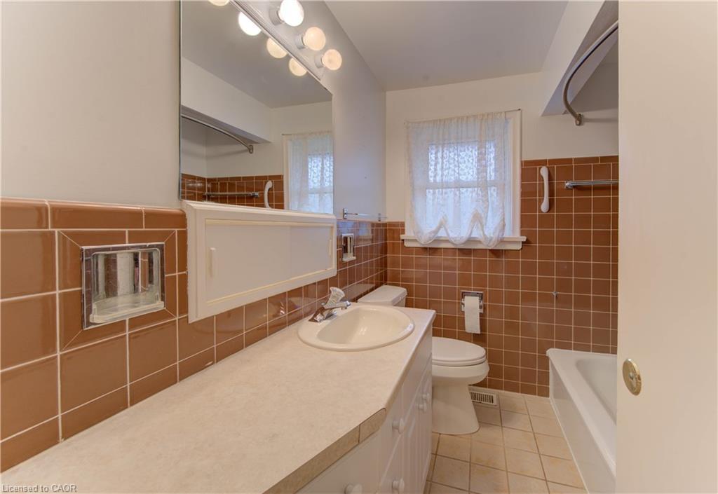 26 Camden Place, Kitchener, ON - Indoor Photo Showing Bathroom