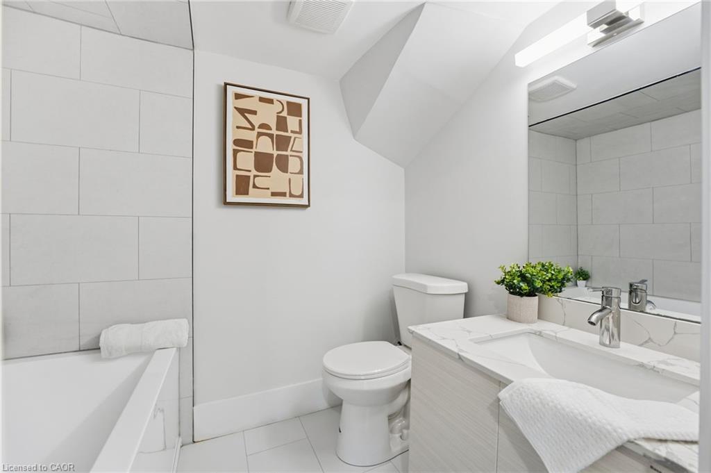 4255 William Street, Beamsville, ON - Indoor Photo Showing Bathroom