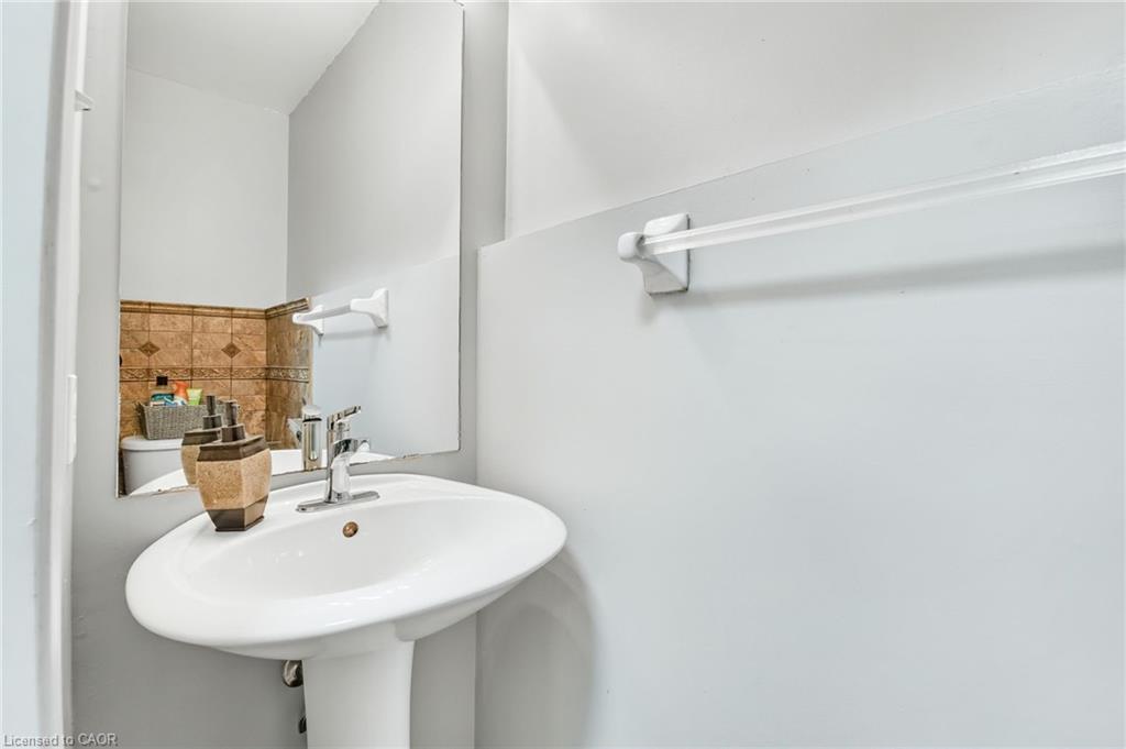 5 Mavin Street, Brantford, ON - Indoor Photo Showing Bathroom