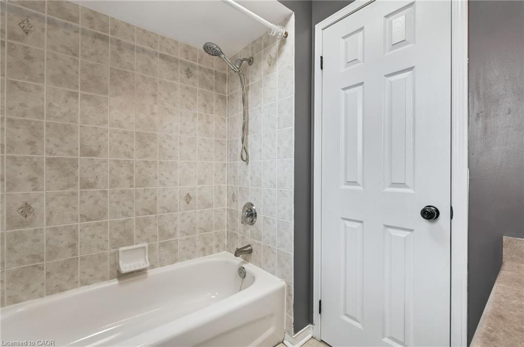5 Mavin Street, Brantford, ON - Indoor Photo Showing Bathroom