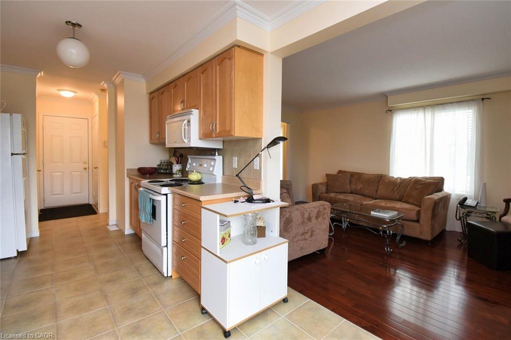 49-7 Southside Place, Hamilton, ON - Indoor Photo Showing Kitchen