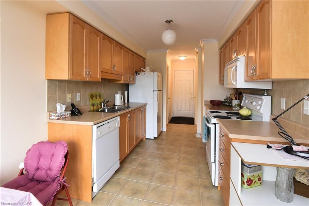 49-7 Southside Place, Hamilton, ON - Indoor Photo Showing Kitchen With Double Sink