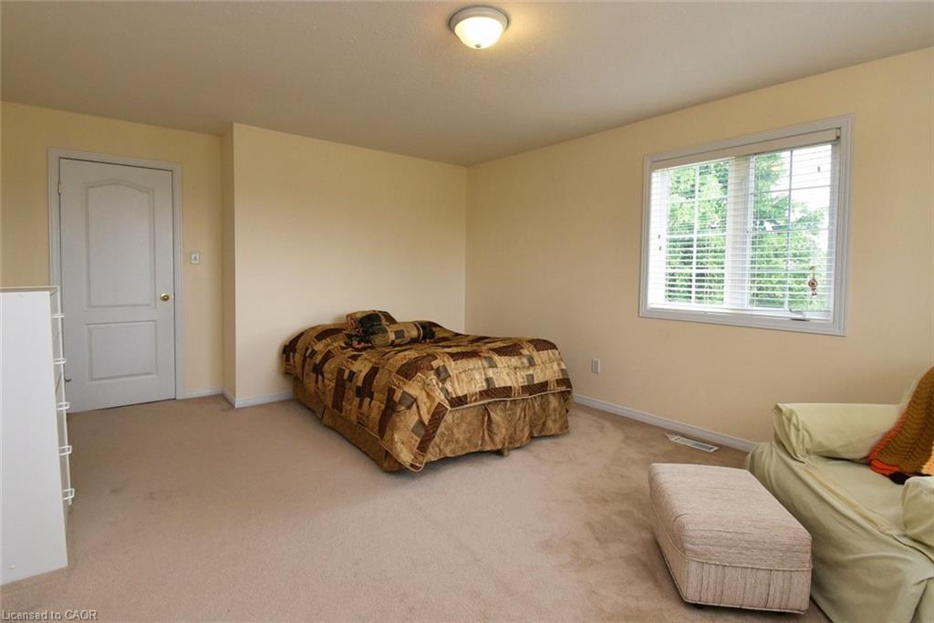49-7 Southside Place, Hamilton, ON - Indoor Photo Showing Bedroom