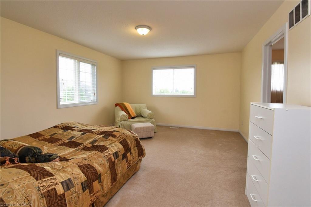 49-7 Southside Place, Hamilton, ON - Indoor Photo Showing Bedroom
