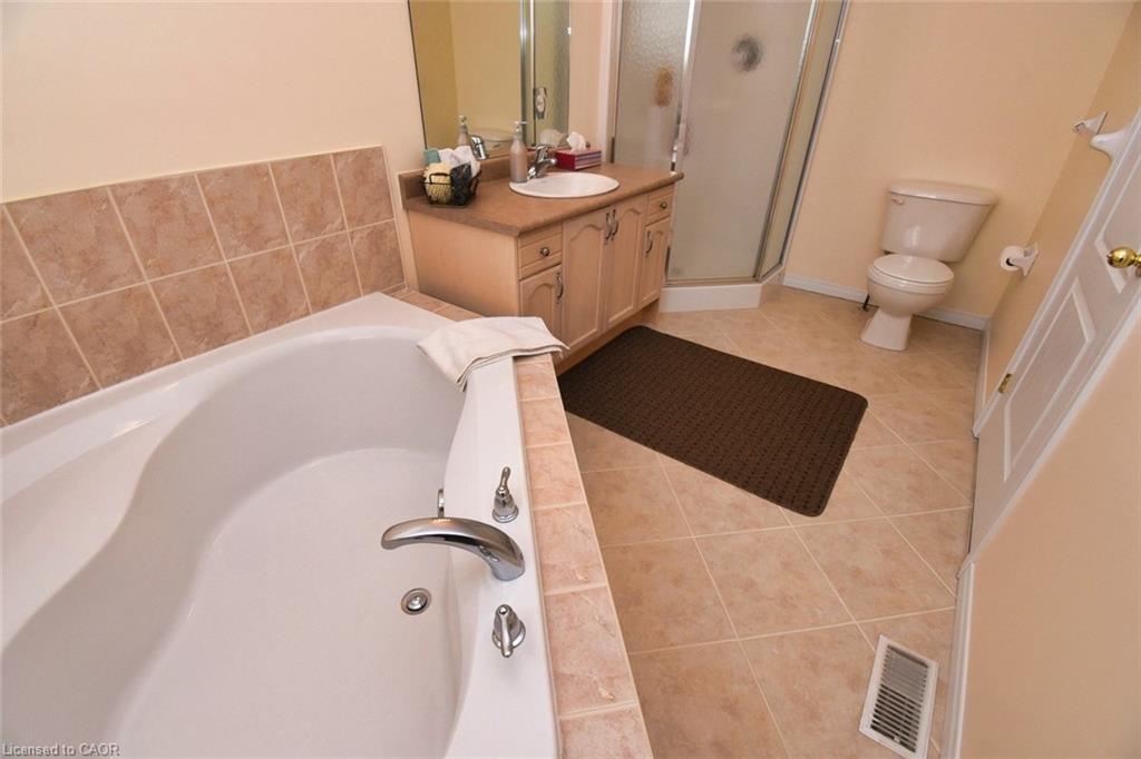 49-7 Southside Place, Hamilton, ON - Indoor Photo Showing Bathroom