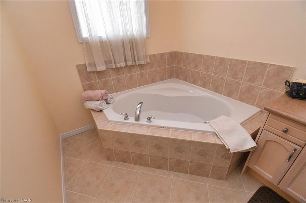 49-7 Southside Place, Hamilton, ON - Indoor Photo Showing Bathroom