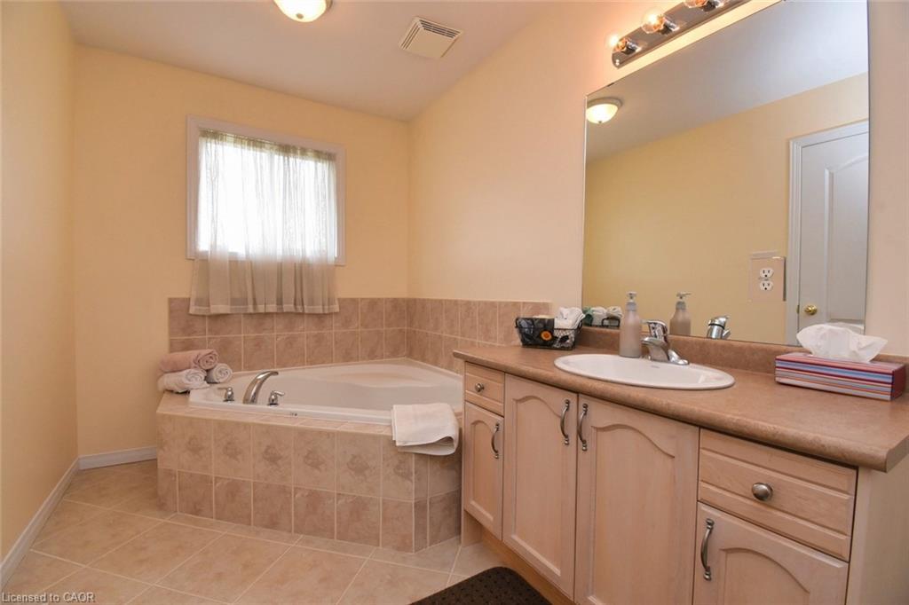 49-7 Southside Place, Hamilton, ON - Indoor Photo Showing Bathroom