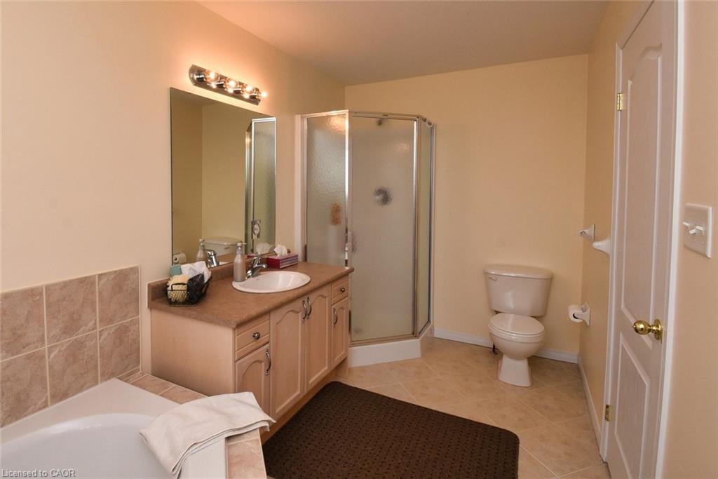 49-7 Southside Place, Hamilton, ON - Indoor Photo Showing Bathroom