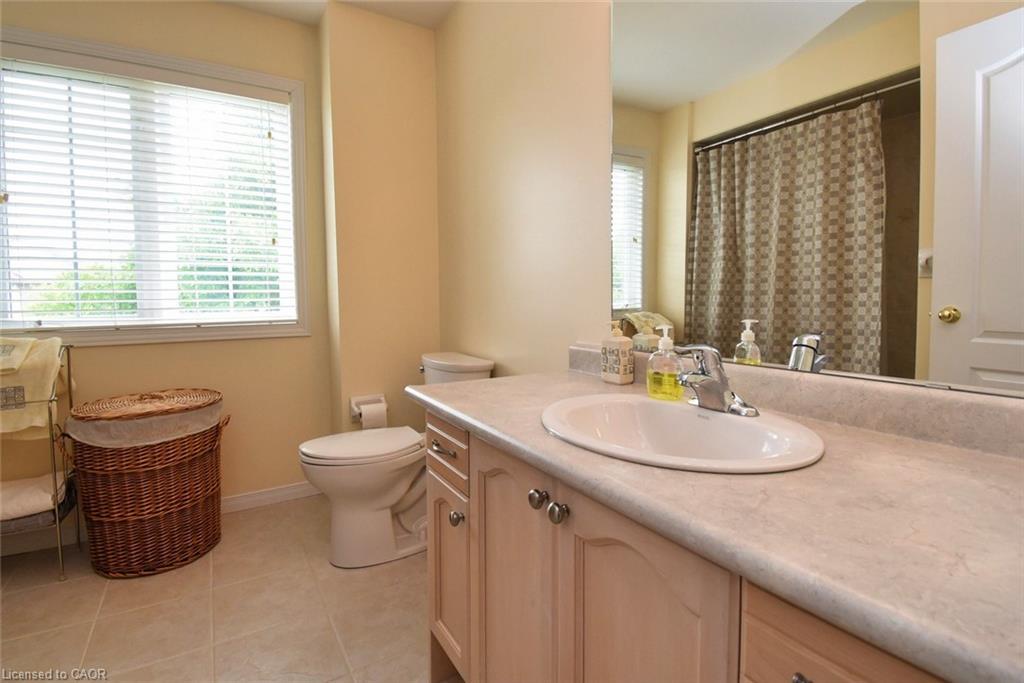 49-7 Southside Place, Hamilton, ON - Indoor Photo Showing Bathroom