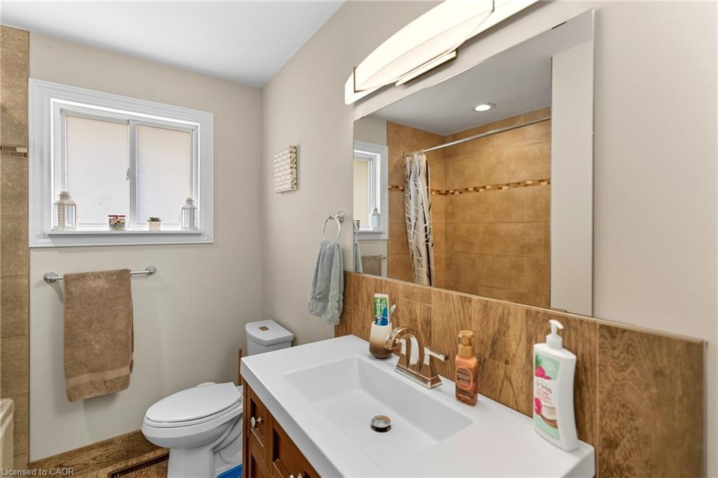 11 Rockwood Avenue, St. Catharines, ON - Indoor Photo Showing Bathroom