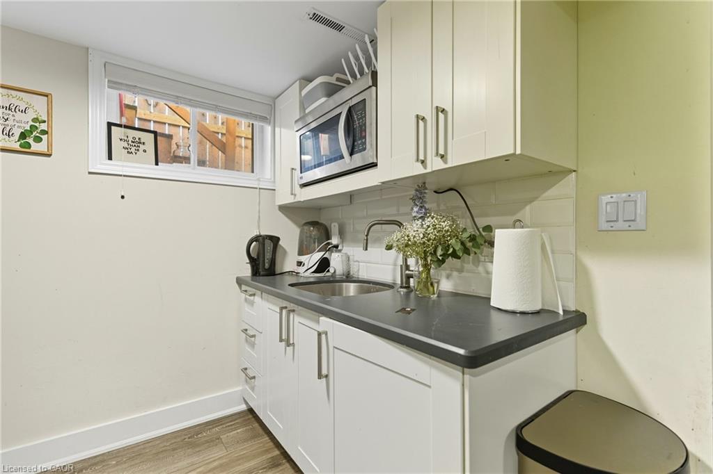 11 Rockwood Avenue, St. Catharines, ON - Indoor Photo Showing Kitchen