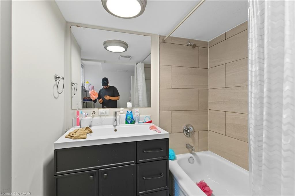 11 Rockwood Avenue, St. Catharines, ON - Indoor Photo Showing Bathroom