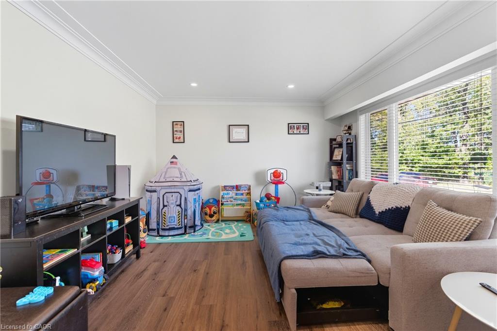 11 Rockwood Avenue, St. Catharines, ON - Indoor Photo Showing Living Room