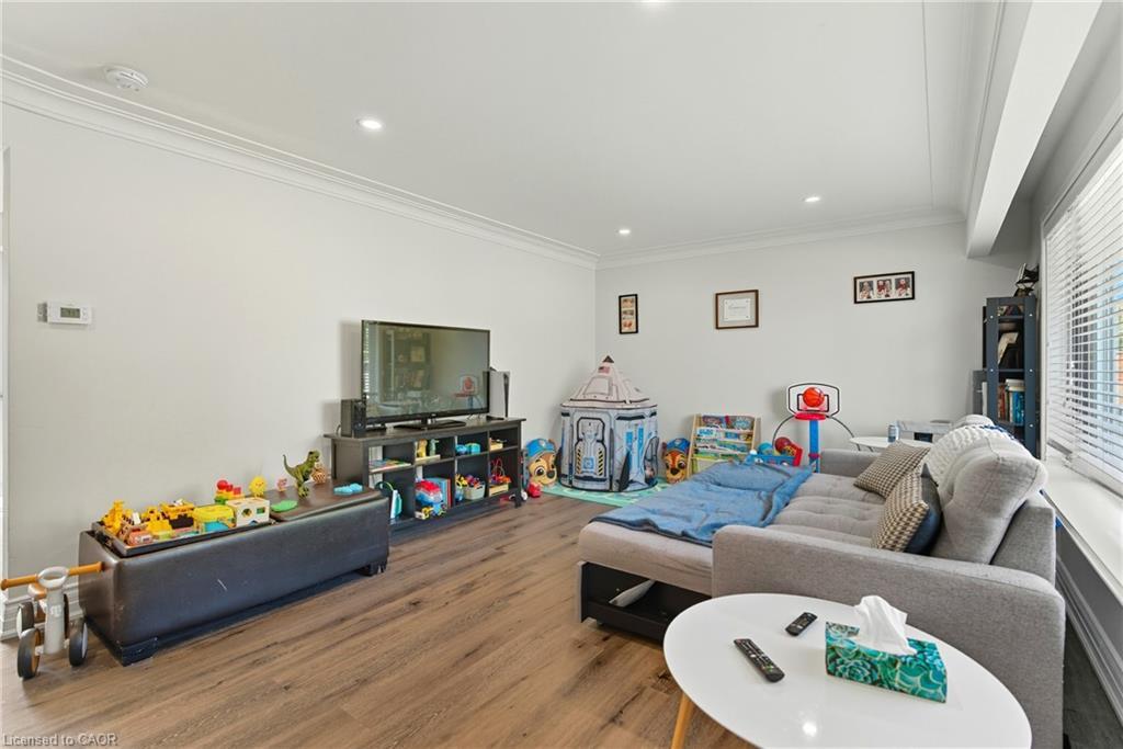 11 Rockwood Avenue, St. Catharines, ON - Indoor Photo Showing Living Room