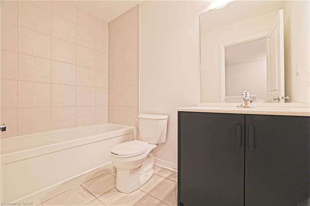 114-155 Equestrian Way, Cambridge, ON - Indoor Photo Showing Bathroom