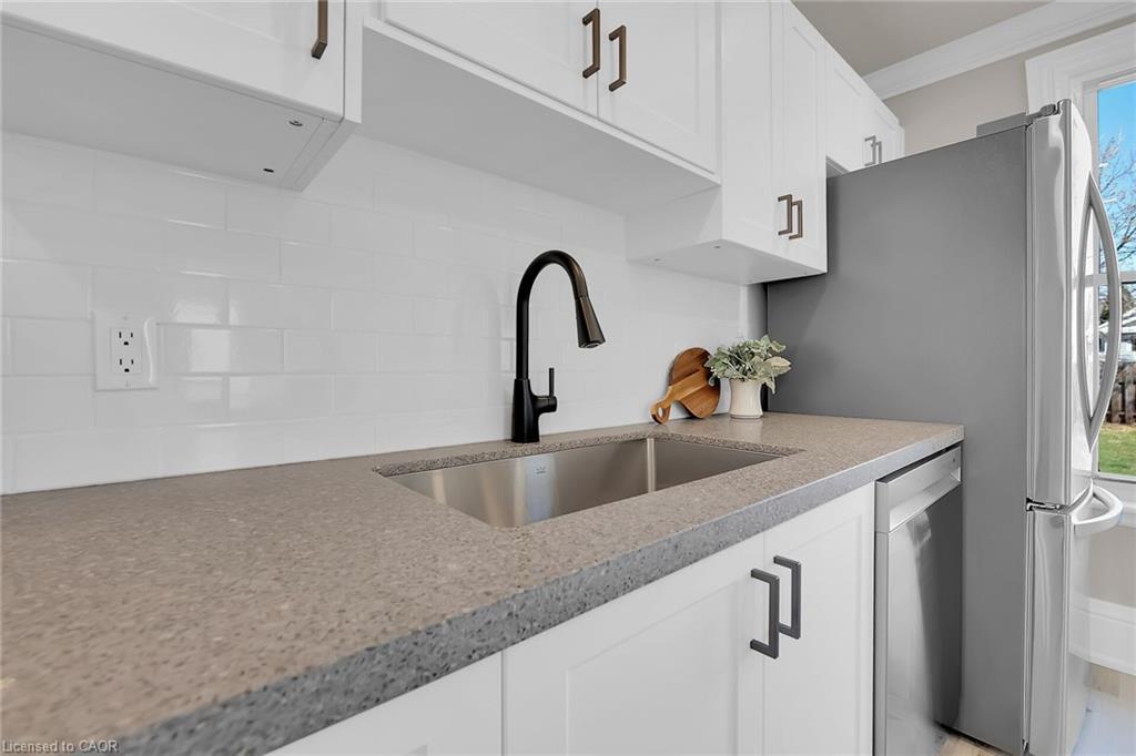 70 Robins Avenue, Hamilton, ON - Indoor Photo Showing Kitchen