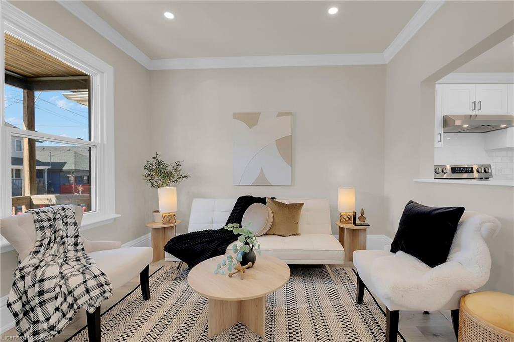 70 Robins Avenue, Hamilton, ON - Indoor Photo Showing Living Room