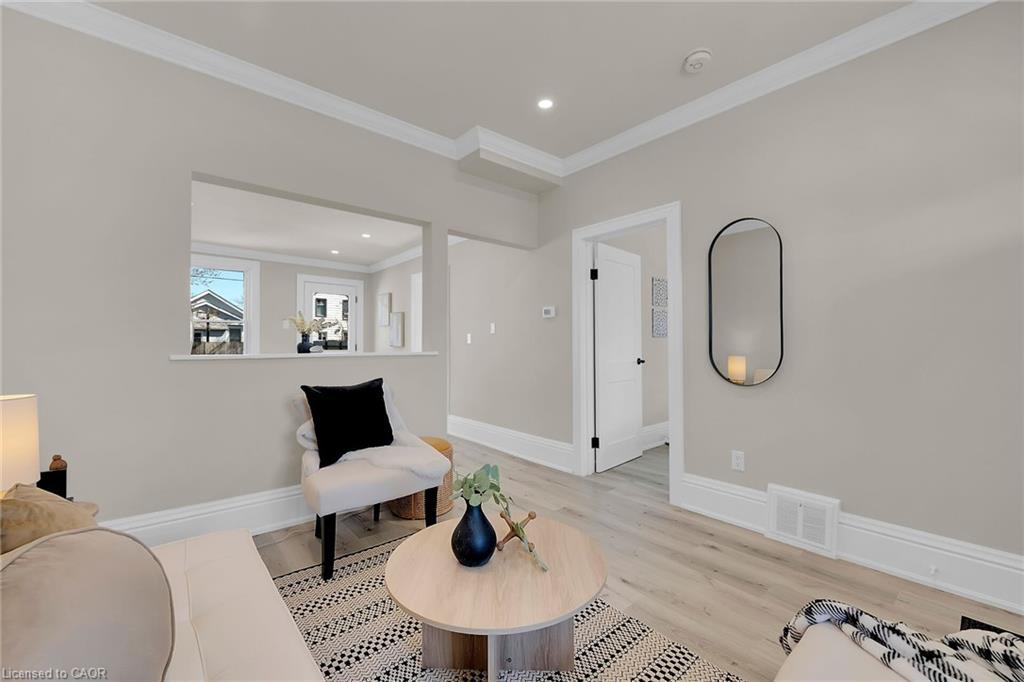 70 Robins Avenue, Hamilton, ON - Indoor Photo Showing Living Room