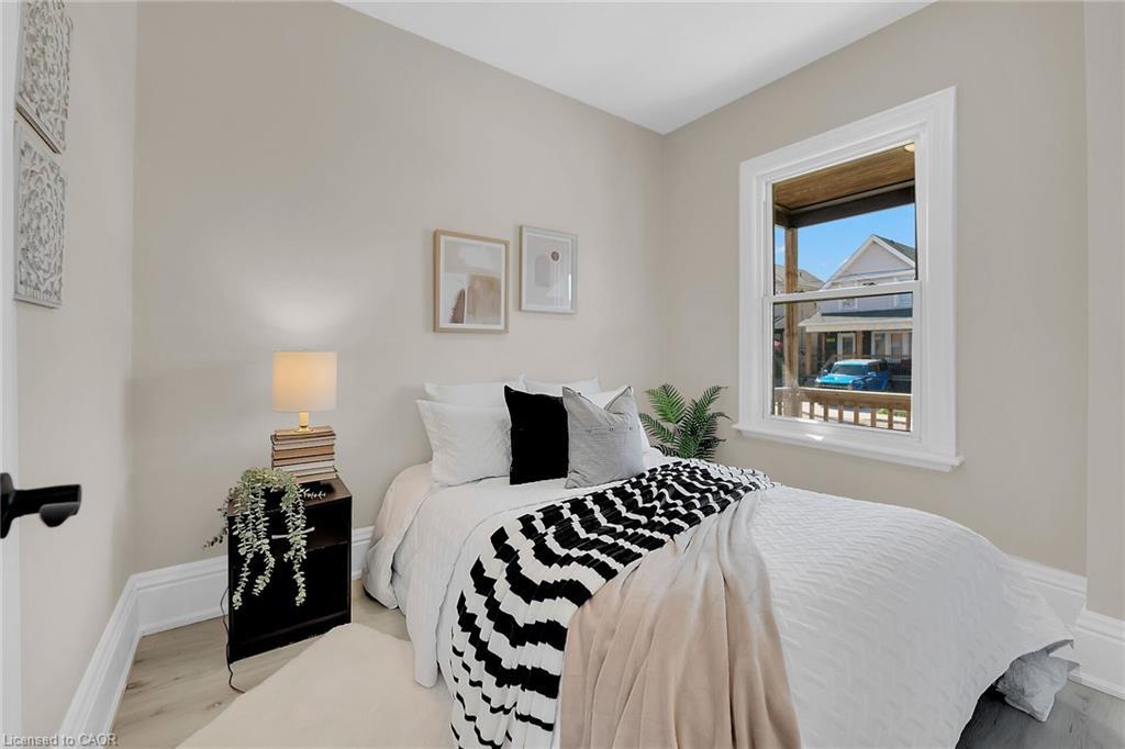 70 Robins Avenue, Hamilton, ON - Indoor Photo Showing Bedroom