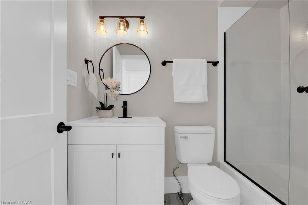 70 Robins Avenue, Hamilton, ON - Indoor Photo Showing Bathroom