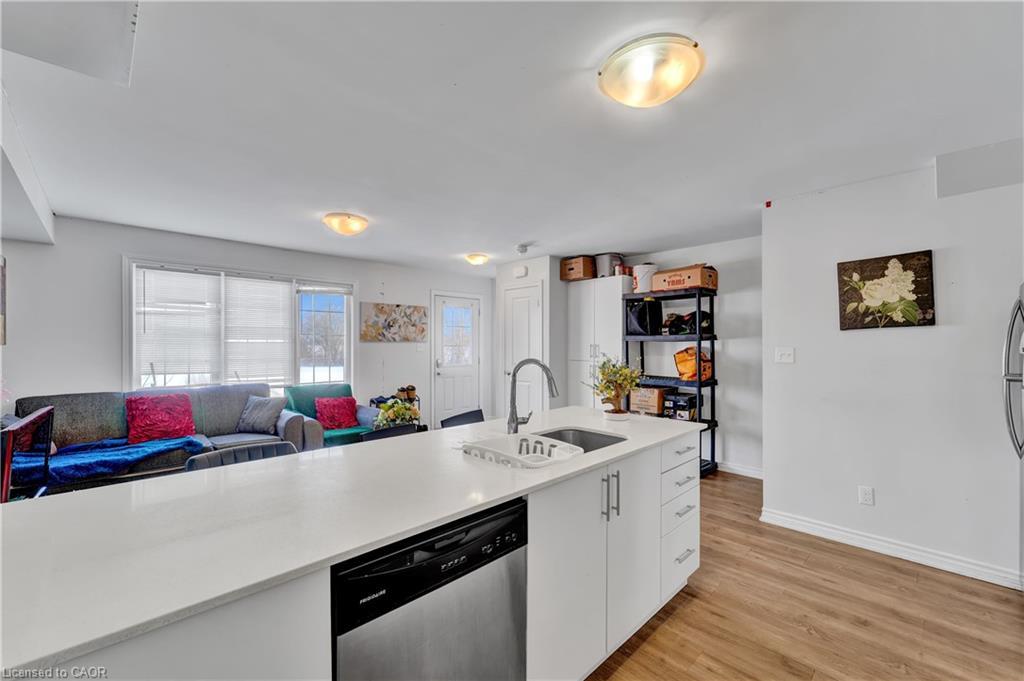 14-252 Penetanguishene Road, Barrie, ON - Indoor Photo Showing Kitchen