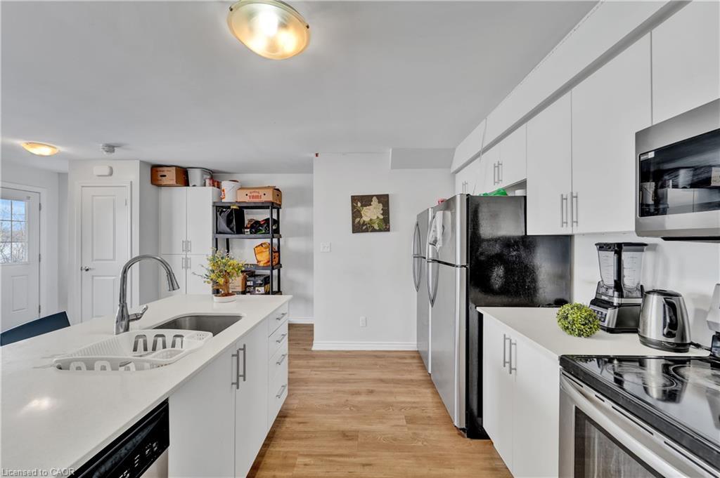 14-252 Penetanguishene Road, Barrie, ON - Indoor Photo Showing Kitchen With Double Sink With Upgraded Kitchen