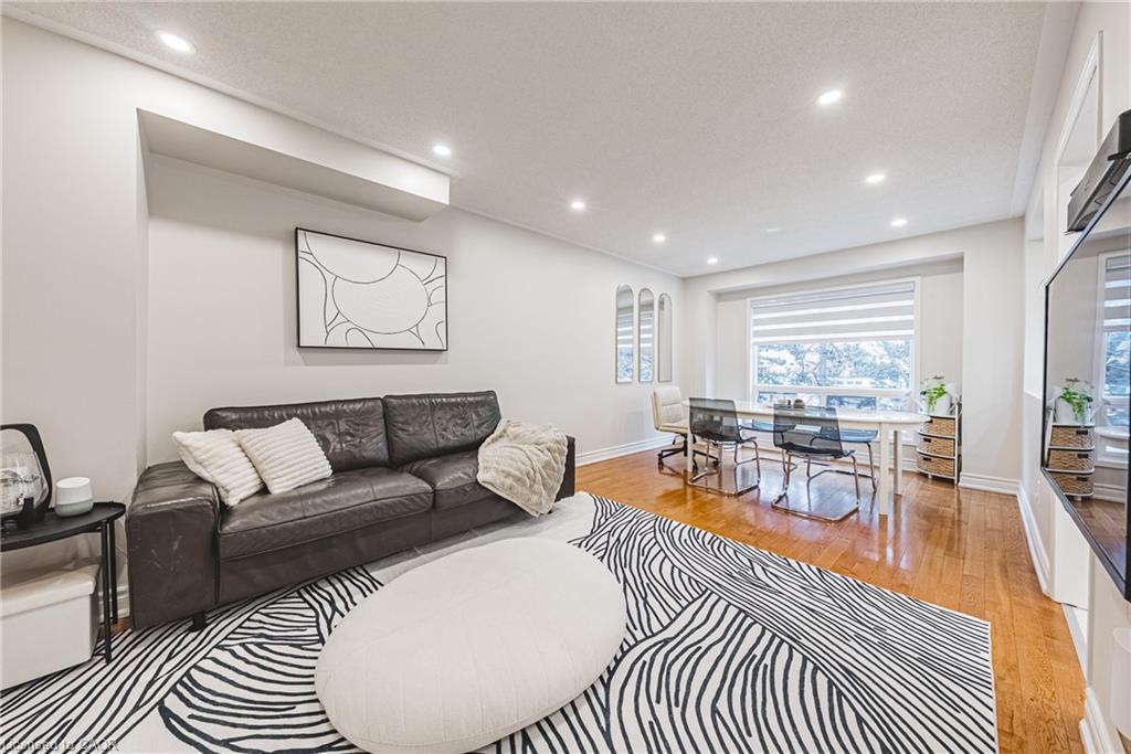 25A-5205 Glen Erin Drive, Mississauga, ON - Indoor Photo Showing Living Room