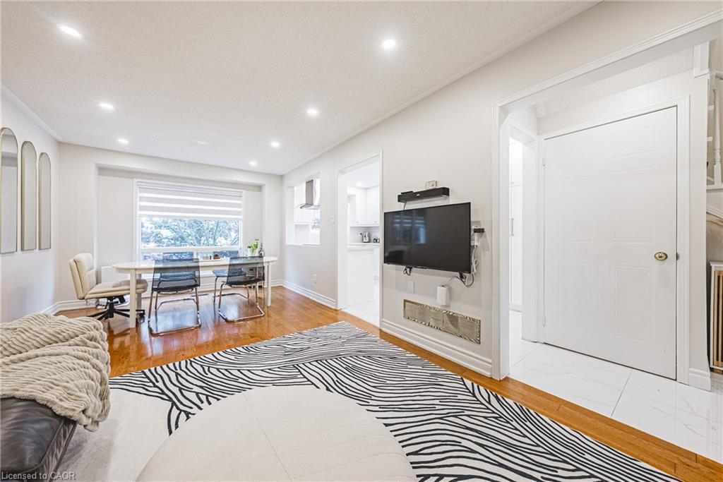 25A-5205 Glen Erin Drive, Mississauga, ON - Indoor Photo Showing Living Room