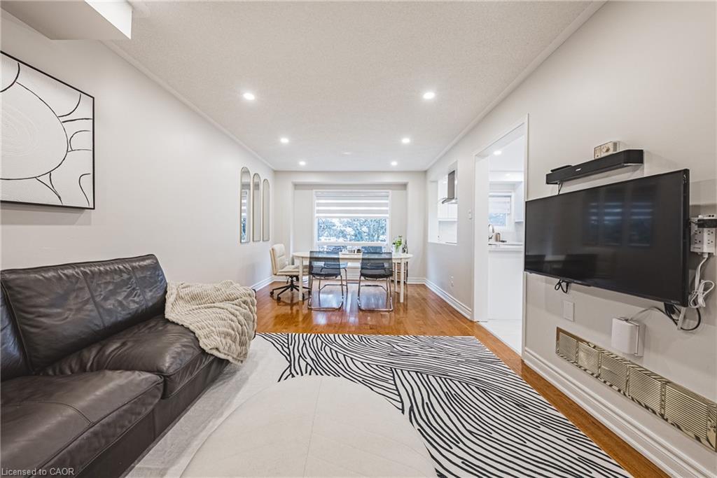25A-5205 Glen Erin Drive, Mississauga, ON - Indoor Photo Showing Living Room