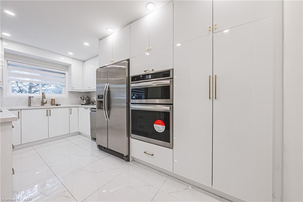 25A-5205 Glen Erin Drive, Mississauga, ON - Indoor Photo Showing Kitchen With Upgraded Kitchen