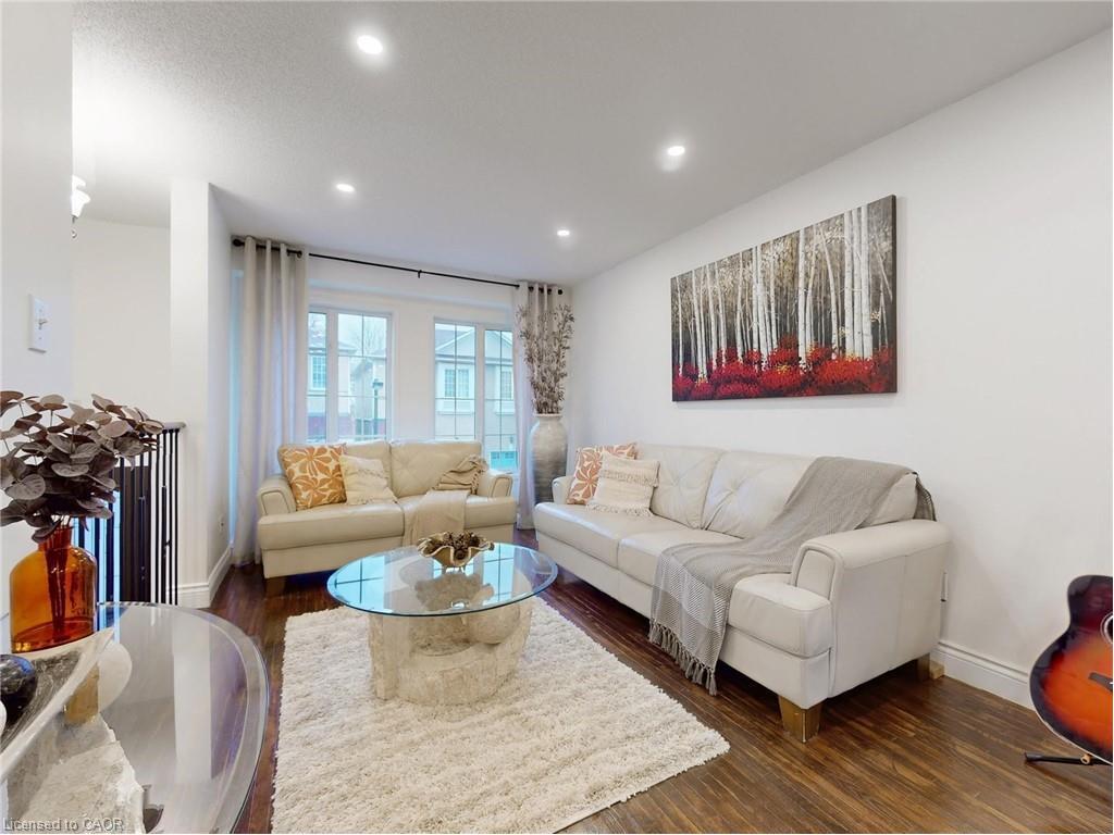 107-1480 Britannia Road W, Mississauga, ON - Indoor Photo Showing Living Room