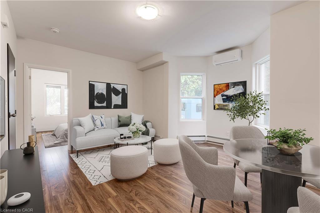 Main-152 Sanford Avenue S, Hamilton, ON - Indoor Photo Showing Living Room