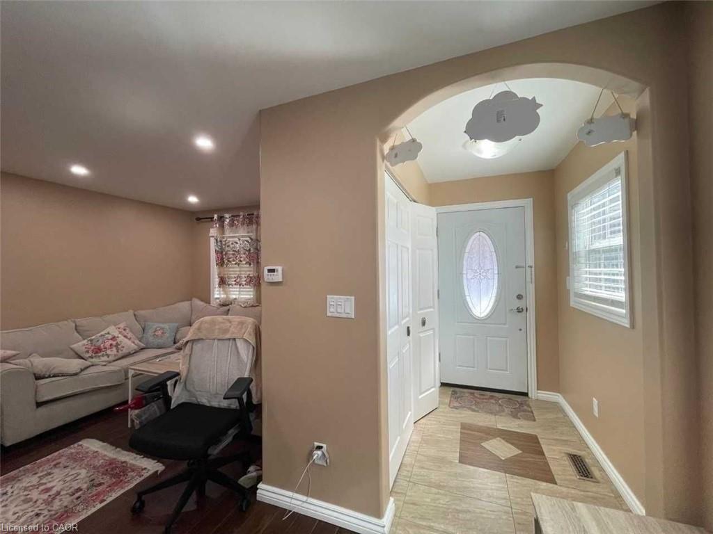 Upper Level-330 Elliott Street W, Windsor, ON - Indoor Photo Showing Other Room