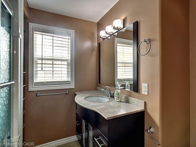 Upper Level-330 Elliott Street W, Windsor, ON - Indoor Photo Showing Bathroom
