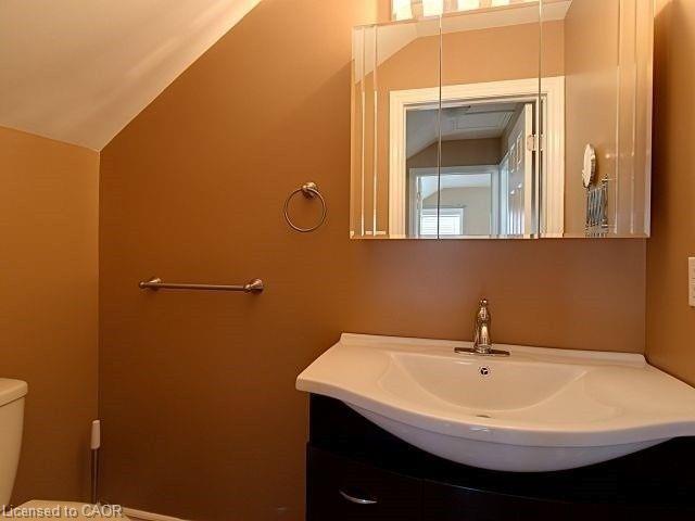 Upper Level-330 Elliott Street W, Windsor, ON - Indoor Photo Showing Bathroom