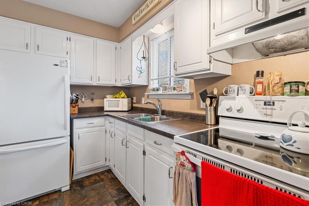 1123 Pearson Drive, Woodstock, ON - Indoor Photo Showing Kitchen With Double Sink