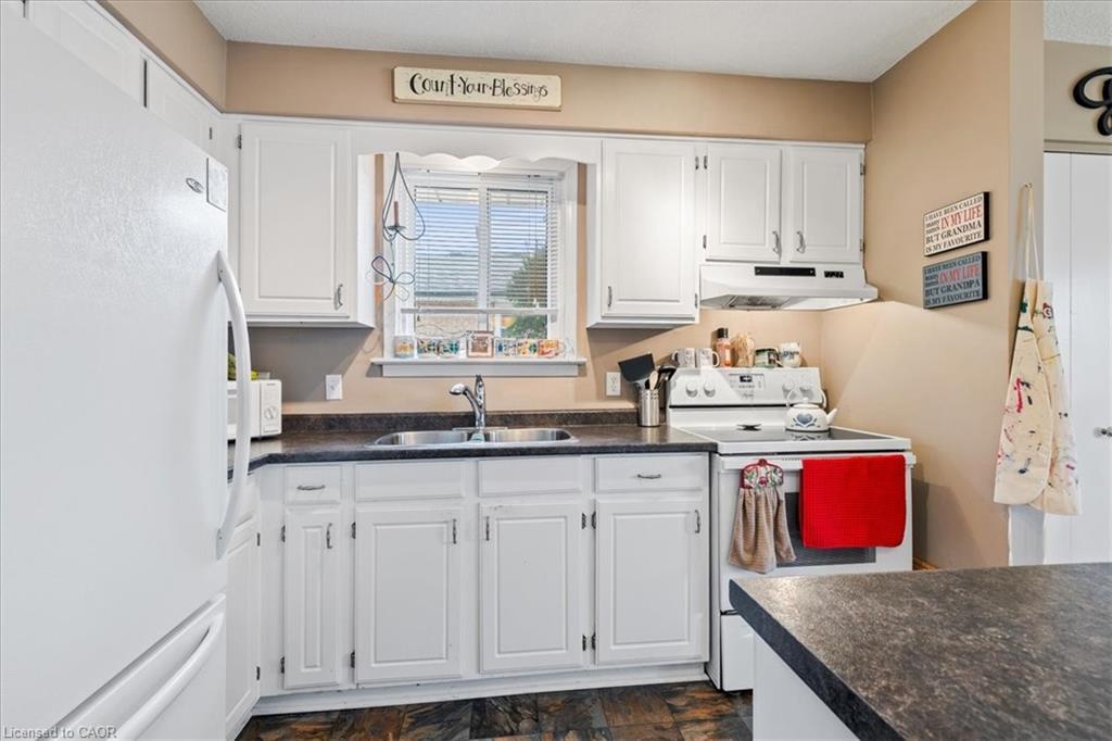 1123 Pearson Drive, Woodstock, ON - Indoor Photo Showing Kitchen With Double Sink