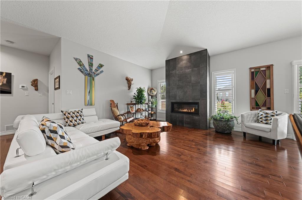 18-152 Devonshire Drive, New Hamburg, ON - Indoor Photo Showing Living Room With Fireplace