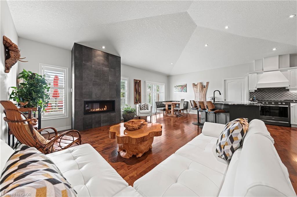 18-152 Devonshire Drive, New Hamburg, ON - Indoor Photo Showing Living Room With Fireplace
