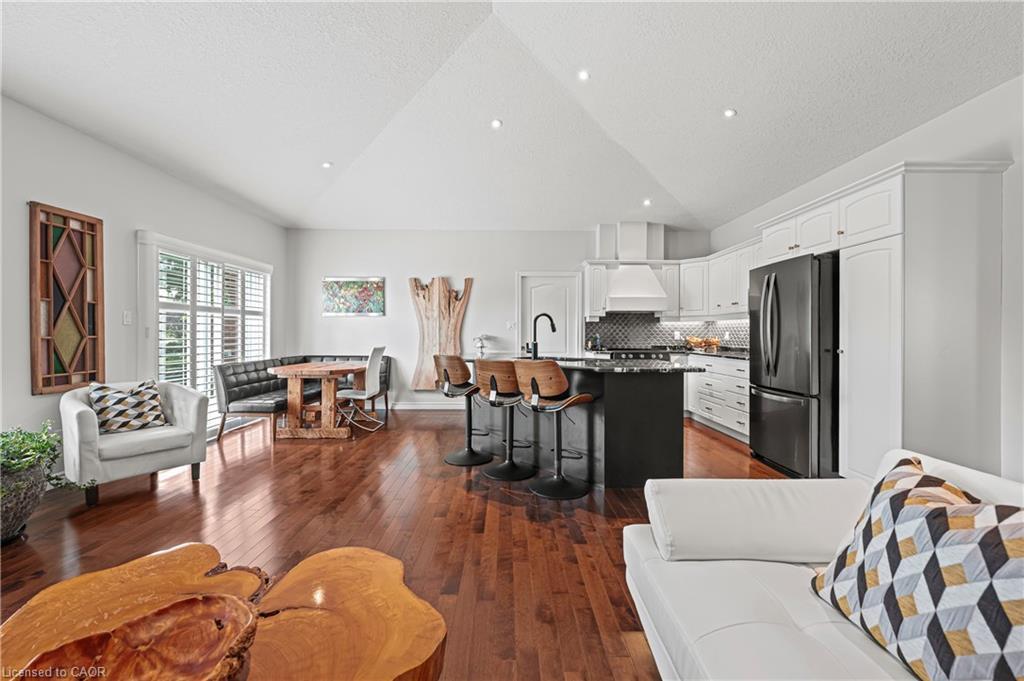 18-152 Devonshire Drive, New Hamburg, ON - Indoor Photo Showing Living Room
